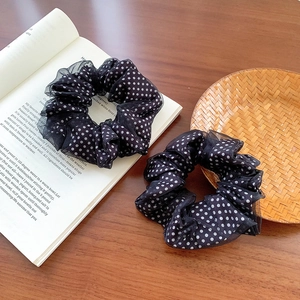 Französischer Stil Polka-Dot Mesh Haargummis auf einem Vintage Holztisch mit Büchern