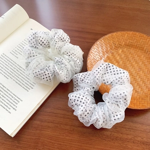 Französisches Haargummi-Set mit weißen Polka-Dots aus Mesh, 2er-Pack für elegante Frisuren