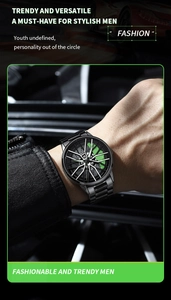Dettaglio dell'orologio da uomo nero in metallo con quadrante a cerchione e pinza verde