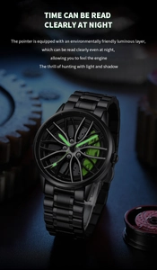 Dettaglio delle lancette luminose e design del cerchio da corsa con pinza verde su orologio nero