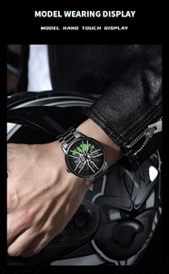Dettaglio orologio in acciaio nero con design a cerchione e dettagli verdi vivaci