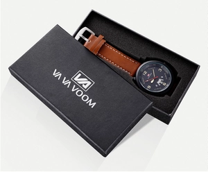 Primer plano de un reloj de hombre con correa de cuero marrón en caja de regalo negra