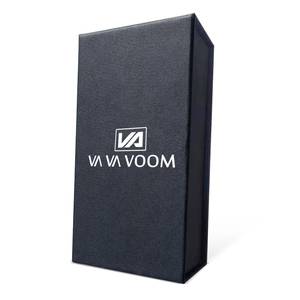 Detalle de caja de reloj rectangular negra con acabado texturizado y logotipo dorado