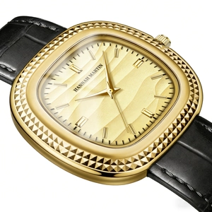 Quadratische goldene Quarzuhr mit Pyramiden-Lünette und schwarzem Alligator-Lederarmband