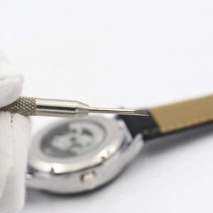 Vista macro de herramienta de barra de resorte de reloj moleteada para quitar correas