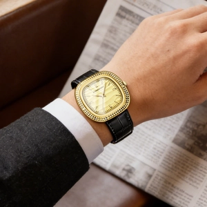 Klassische quadratische Herrenuhr in Gold mit schwarzem Krokodillederarmband und Quarzwerk