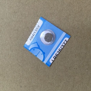 Primer plano de pila de botón AG4 LR626 377 1,55V en embalaje de tarjeta azul y blanco
