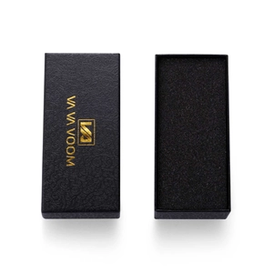 Caja de joyería rectangular negra con textura de cocodrilo y logo dorado para relojes