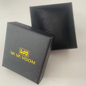 Zwarte horlogedoos met krokodillentextuur, gouden logo en zachte fluwelen voering