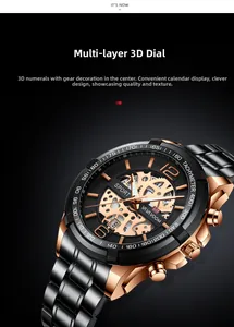 Dettaglio ravvicinato dell'orologio sportivo nero con cassa oro rosa e quadrante cavo
