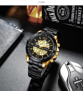 Dettaglio del quadrante nero e oro dell'orologio sportivo da uomo con scala tachimetrica