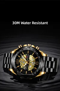 Macro di un orologio da uomo nero e oro in acqua che mostra l'impermeabilità fino a 30M