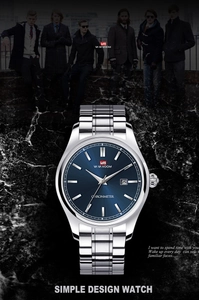 Détail du cadran bleu soleil et bracelet en acier argenté avec date sur montre business