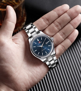 Détail de la montre d'affaires avec cadran bleu soleil et bracelet en acier argent