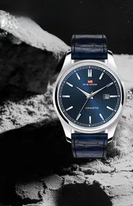 Montre homme avec cadran bleu soleil et bracelet en cuir sur un fond de roche noire robuste