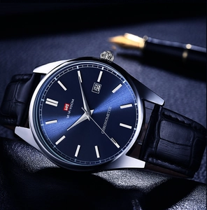 Gros plan du cadran solaire bleu avec dateur et aiguilles argentées sur une montre en cuir