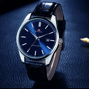 Gros plan du cadran bleu avec index argentés et guichet de date sur cette montre homme