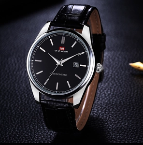 Détail d'une montre pour hommes avec bracelet cuir noir et boîtier en acier inoxydable