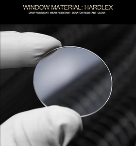 Vue macro du verre de montre Hardlex résistant aux rayures et avec finition polie