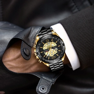 Orologio sportivo da uomo con quadrante scheletrato nero oro e cinturino in acciaio al polso
