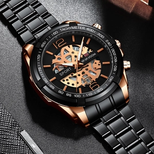 Orologio sportivo da uomo scheletrato con cinturino nero e cassa oro rosa su fondo scuro