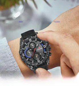 Gros plan d'une montre de sport en fibre de carbone avec bracelet en nylon noir