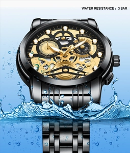 Orologio da uomo impermeabile con cinturino nero e quadrante scheletrato oro tra spruzzi d'acqua