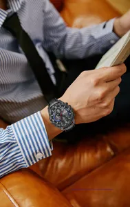 Montre chronographe pour homme en fibre de carbone avec bracelet cuir en cadre d'affaires