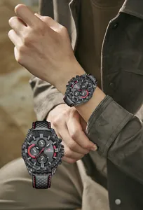 Détail du cadran en fibre de carbone et coutures rouges sur le bracelet en cuir de montre