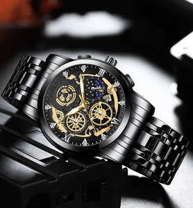 Details einer schwarzen Herrenuhr mit skelettiertem Zifferblatt und Mondphasenanzeige