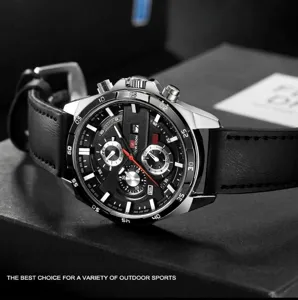 Détail d'une montre à quartz pour homme avec bracelet en cuir noir et guichet de date