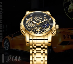 Detailansicht des goldenen Zifferblatts mit Mondphase und Tourbillon vor Luxusauto-Hintergrund
