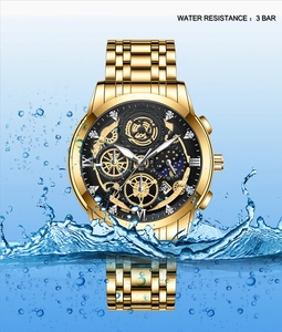 Details einer goldenen Herrenuhr mit 3 BAR Wasserdichtigkeit und Skelett-Mondphasenblatt