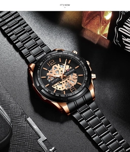 Dettaglio dell'orologio VAVAVOOM in oro rosa con quadrante meccanico e cinturino in acciaio