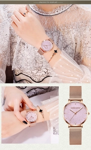 Détail de la montre en maille or rose avec cadran étoilé rose et ensemble bijoux