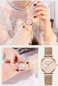 Gros plan montre en maille or rose avec cadran étoilé et bracelet trèfle assorti