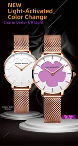 Détail du cadran floral changeant de couleur sur montre femme avec bracelet doré