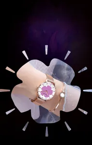 Détail montre Hannah Martin en or rose avec cadran trèfle violet et bracelet assorti