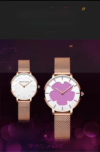 Détail du cadran floral changeant de couleur et du bracelet maille dorée rose pour femme