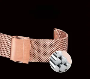 Gros plan sur le bracelet de montre en maille d'acier inoxydable couleur or rose