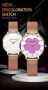 Détail du cadran de montre fleur changeant du blanc au violet sous la lumière du soleil