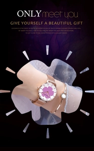 Coffret montre femme or rose avec cadran trèfle violet et bracelet assorti élégant