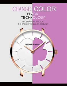 Détail du cadran changeant de couleur du blanc au violet selon la lumière du soleil