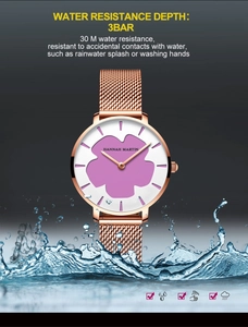 Montre femme étanche avec cadran à fleurs mauves et bracelet en maille or rose sous l'eau