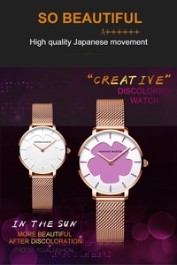 Détail du cadran de montre changeant de couleur du blanc au violet avec bracelet rose