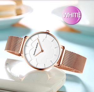 Détail du cadran blanc avec texture florale et bracelet en maille or rose pour montre