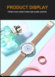 Vue détaillée d'une montre à cadran tournesol avec bracelet en maille or rose et bague