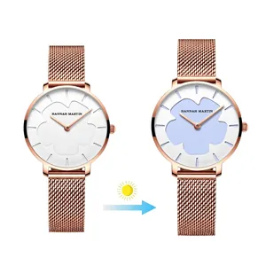 Montre Hannah Martin avec bracelet maille rose doré et cadran fleur changeant de couleur au soleil