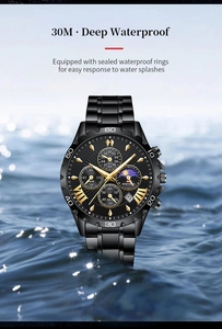 Gros plan d'une montre chronographe étanche dans l'eau avec aiguilles lumineuses dorées