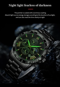 Vue macro détaillée des aiguilles et index lumineux verts sur cette montre noire pour homme
